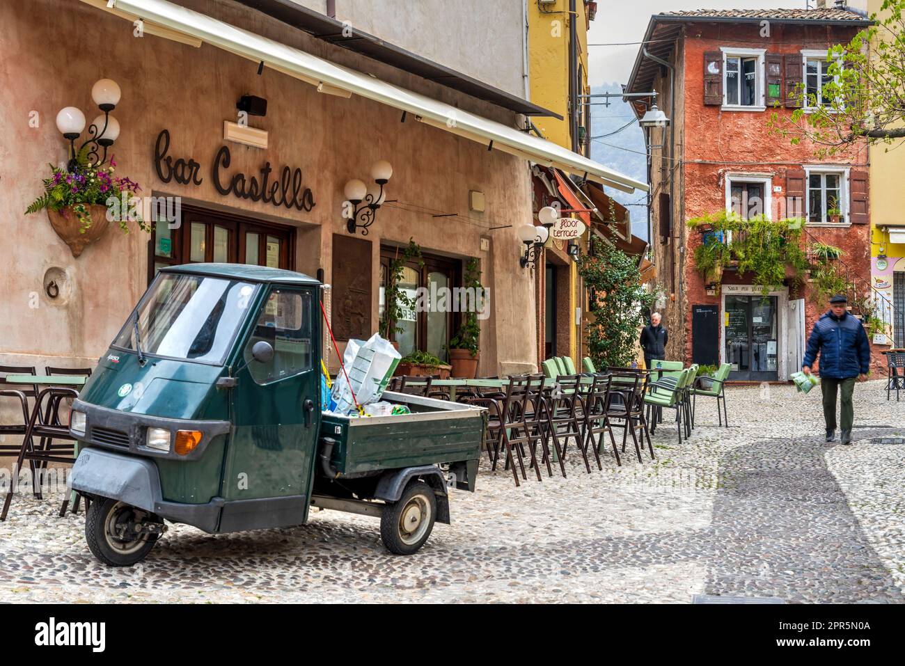 Pittoresque rue pavée, Malcesine, Lac de Garde, Vénétie, Italie Banque D'Images
