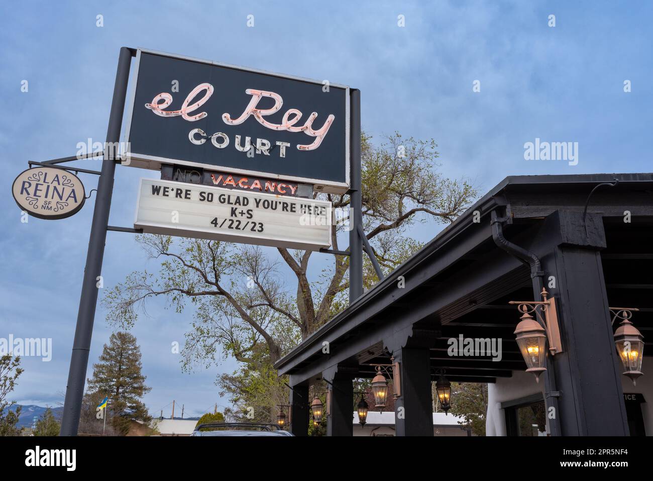 Le panneau pour le El Rey court, un Motor inn rénové sur l'ancienne route 66, a ouvert en 1936, anciennement appelé El Rey Inn, à Santa Fe, Nouveau-Mexique. Banque D'Images