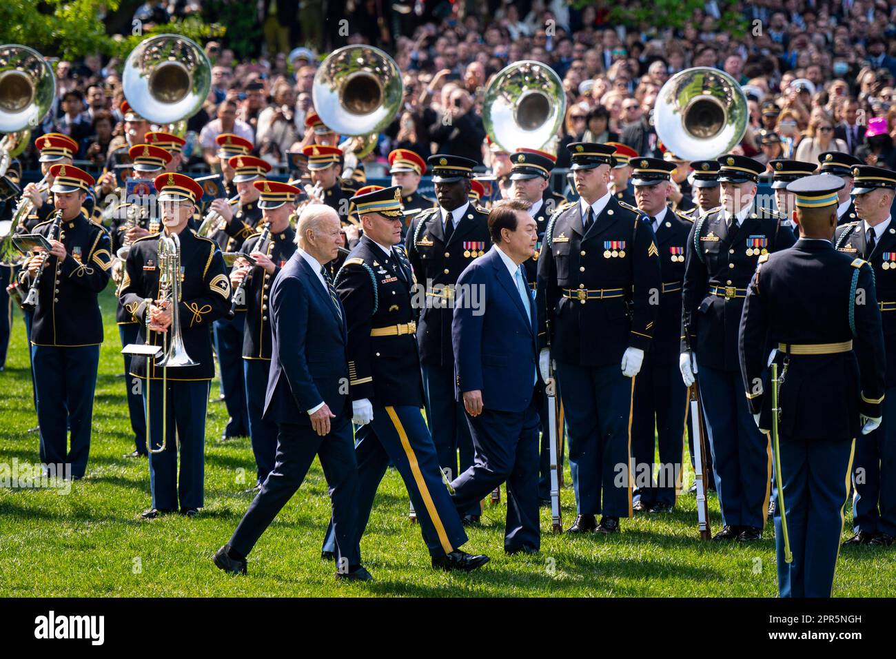 Le président AMÉRICAIN Joe Biden, à gauche, et Yoon Suk Yeol, président de la Corée du Sud, examinent les troupes lors d'une cérémonie d'arrivée au cours d'une visite d'État dans la pelouse sud de la Maison Blanche à Washington, DC, Etats-Unis, mercredi, 26 avril, 2023. Les États-Unis renforceront la dissuasion qu'ils fournissent à la Corée du Sud contre les menaces nucléaires, en s'assurant de la promesse de Séoul d'honorer ses engagements de ne pas poursuivre son propre arsenal nucléaire. Photo par Al Drago/Pool/ABACAPRESS.COM crédit: Abaca Press/Alay Live News Banque D'Images