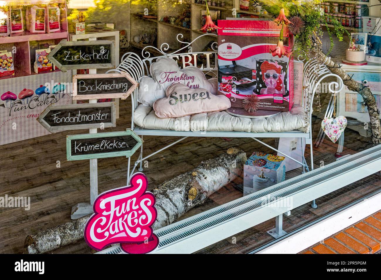 Mahlow, Allemagne - 21 avril 2023: Magnifique fenêtre de magasin décorée d'un petit magasin pour des ingrédients spéciaux pour la cuisson. Banque D'Images