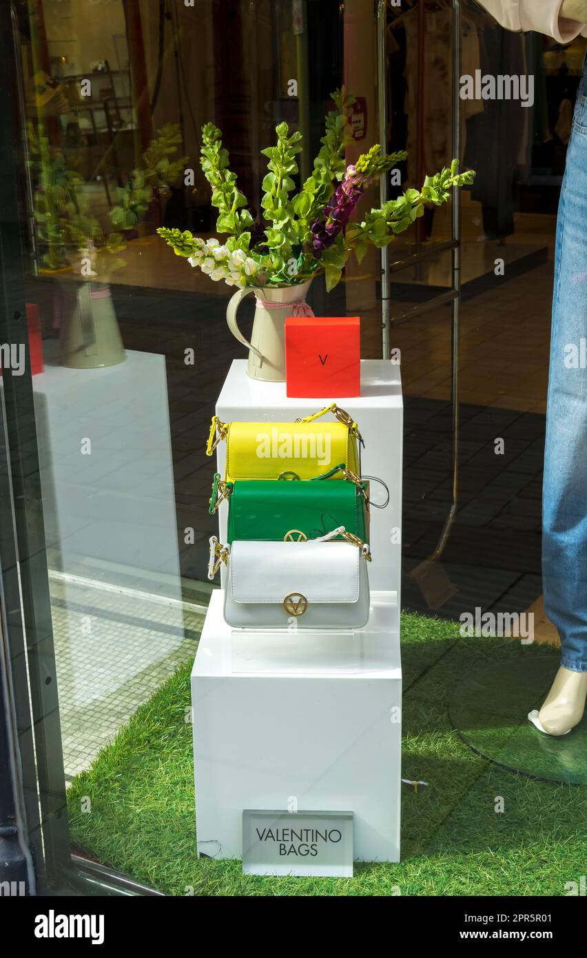 Vitrine pour femmes Valentino sacs à bandoulière High Street Lincoln City, Lincolnshire, Angleterre, Royaume-Uni Banque D'Images