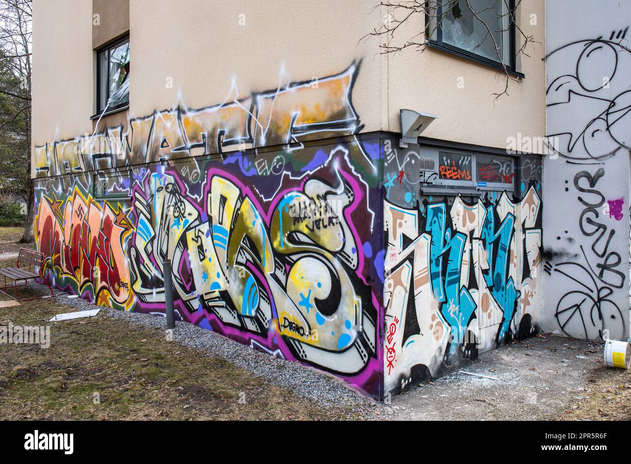 Une graffitis murale sur un bâtiment résidentiel abandonné avant la démolition à Pallaksentie 1 dans le quartier de Mellunmäki, en banlieue d'Helsinki, en Finlande Banque D'Images