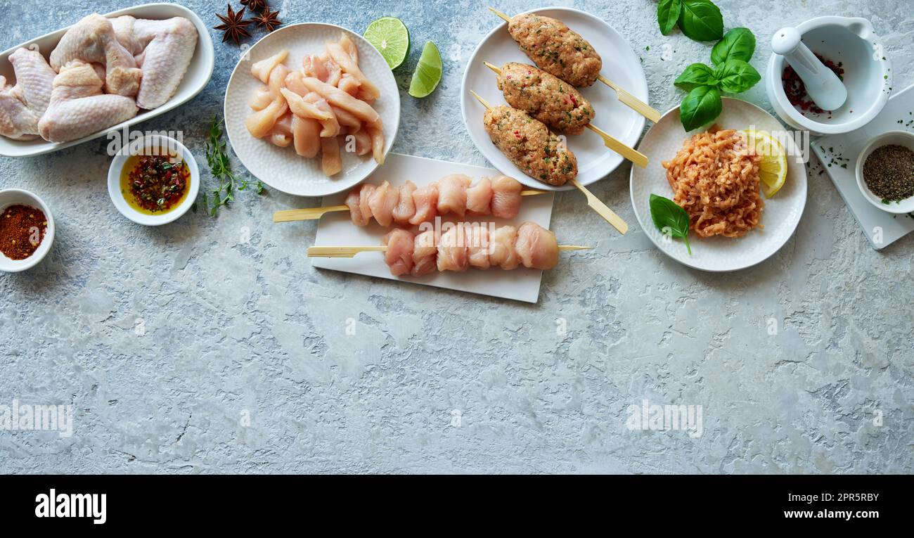 Mélange de viande de poulet non cuite dans la cuisine Banque D'Images