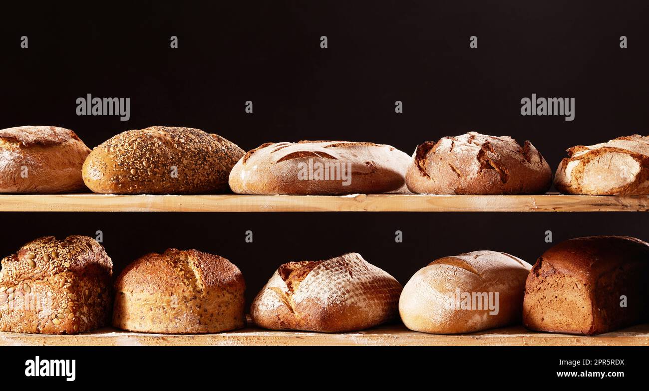 Assortiment de pain sur des étagères en bois Banque D'Images