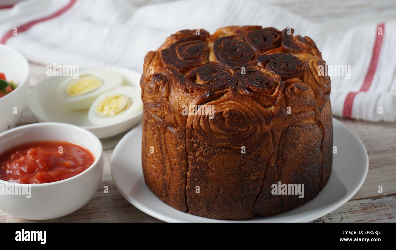 Kubaneh - pain juif yéménite, pain brioche - servi le matin à Shabbat, servi avec une sauce tomate écrasée et des œufs durs Banque D'Images