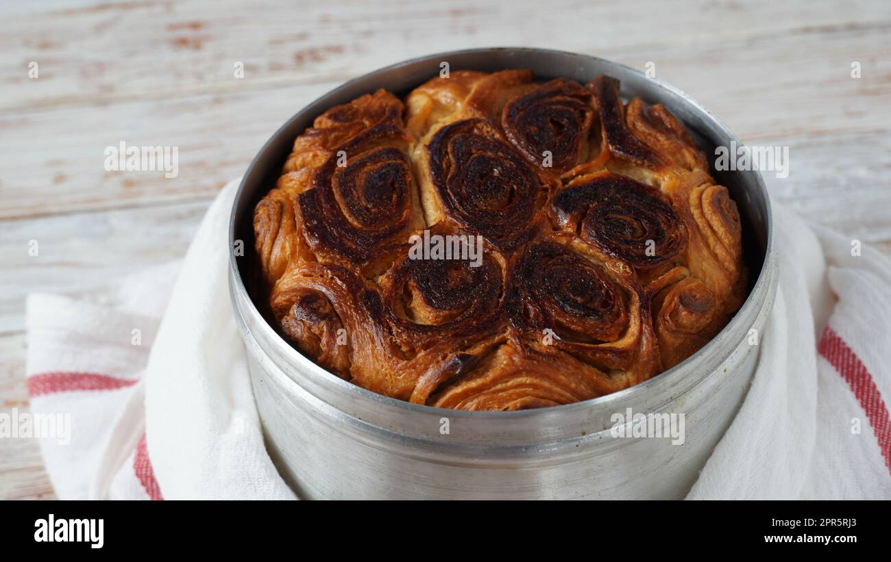 Kubaneh - pain juif yéménite, pain brioche - servi le matin à Shabbat, servi avec une sauce tomate écrasée et des œufs durs Banque D'Images