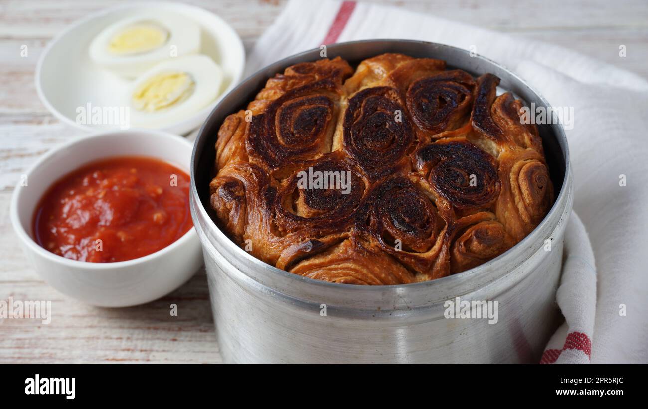 Kubaneh - pain juif yéménite, pain brioche - servi le matin à Shabbat, servi avec une sauce tomate écrasée et des œufs durs Banque D'Images