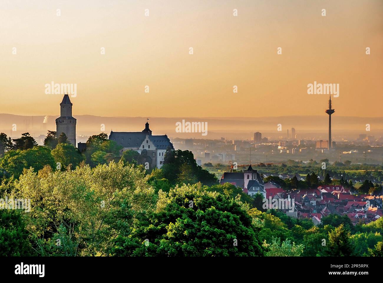 Château de Kronberg im Taunus, Hesse, Allemagne avec lever du soleil Banque D'Images