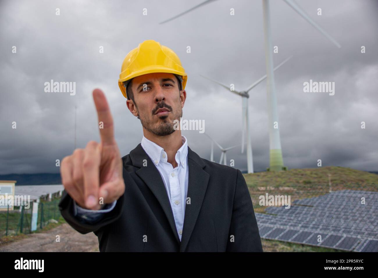 Caucasiens a déçu l'ingénieur en disant non avec sa main à la ferme solaire Banque D'Images