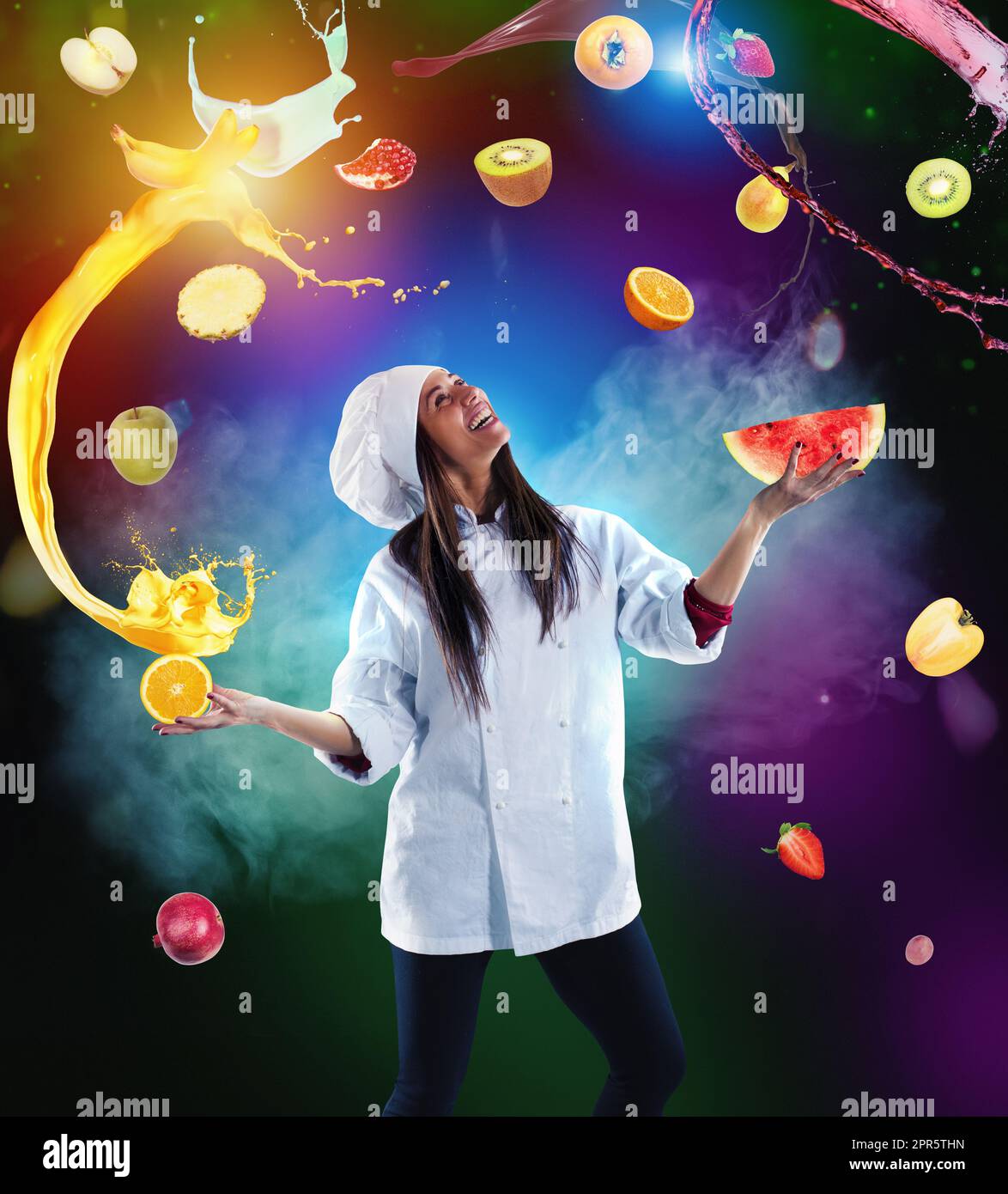 Femme chef prépare un nouveau reçu magique avec des fruits Banque D'Images