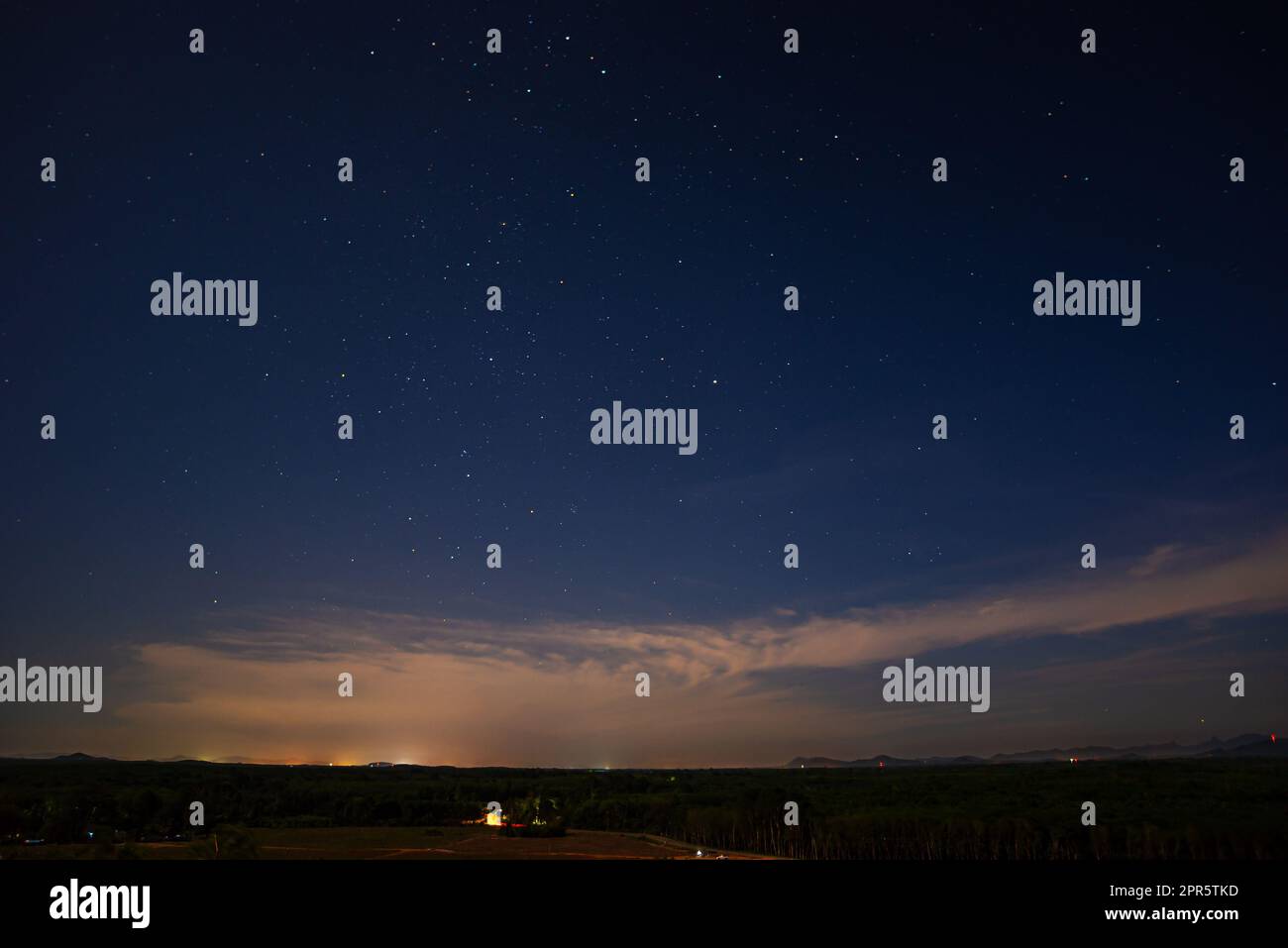 Étoile dans le ciel avec la voie laiteuse galaxie paysage nature sombre filtre style Banque D'Images