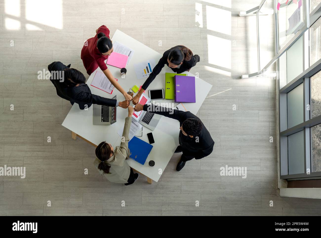 L'équipe de dirigeants d'entreprise se réunit dans un bureau moderne avec un ordinateur portable, une tablette, un téléphone portable et un café sur table. Concept de l'équipe d'entreprise People. Vue de dessus Banque D'Images