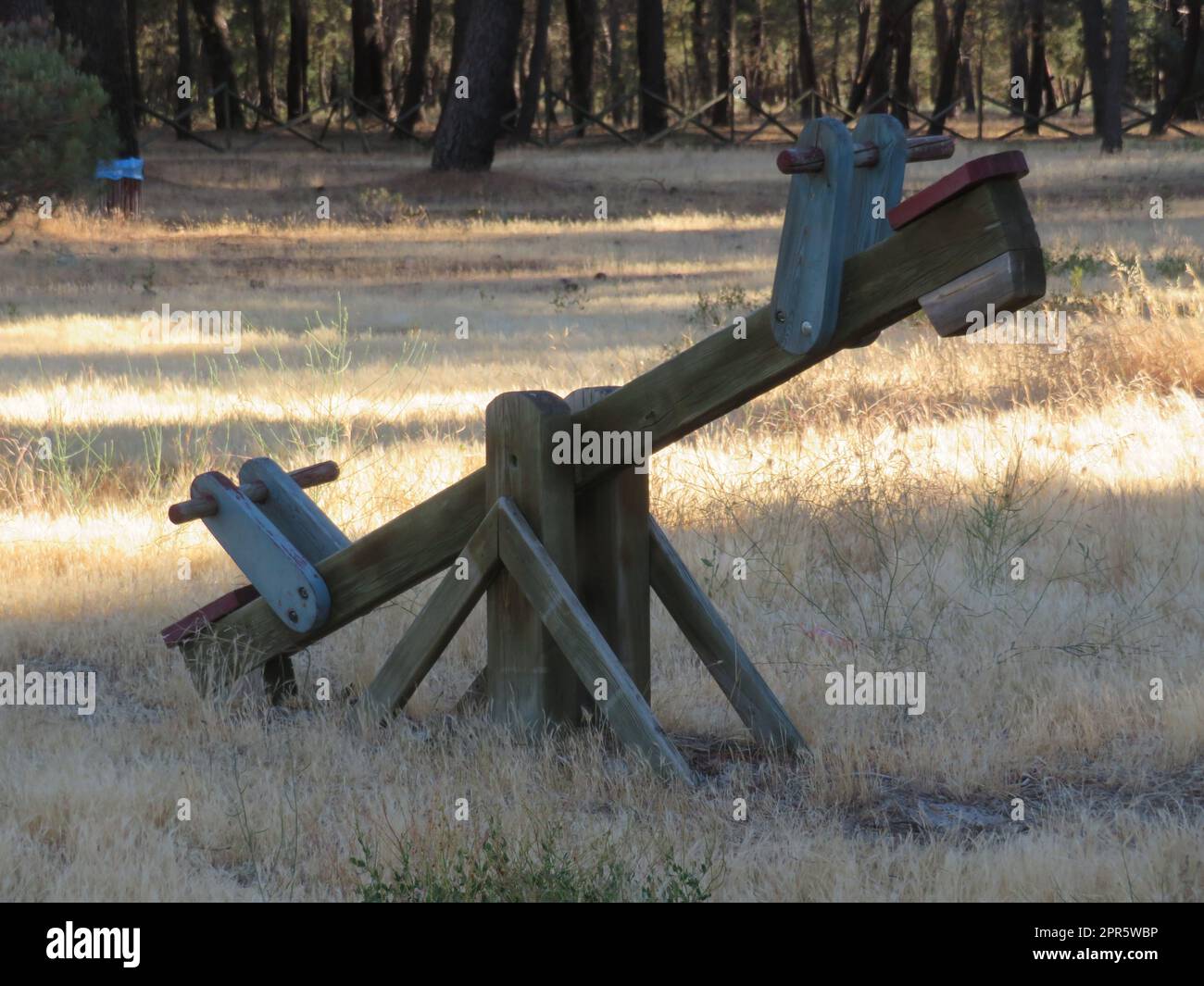 ancien rocker en bois balançoire classique fait main amusant jeu pour enfants Banque D'Images