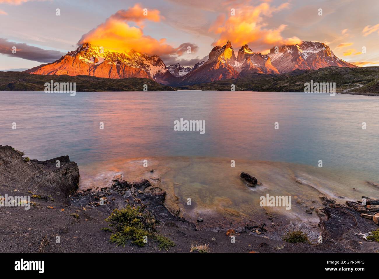 Sunrise Cuernos del Paine depuis le lac Pehoe, parc national Torres del Paine, Patagonie, Chili Banque D'Images