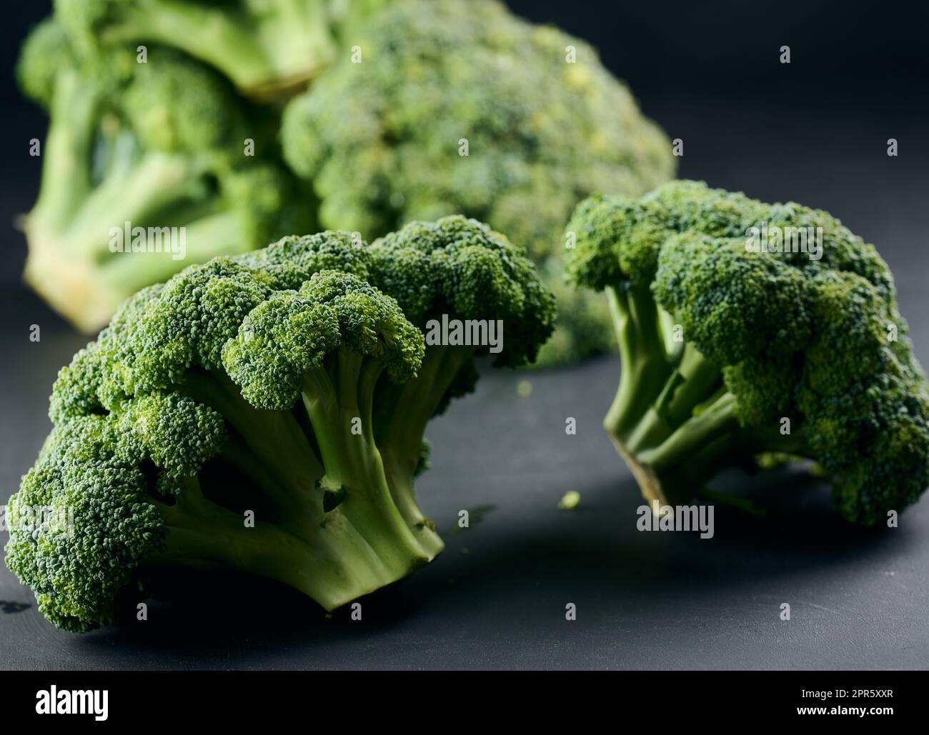 Tête de brocoli verte fraîche sur fond noir Banque D'Images