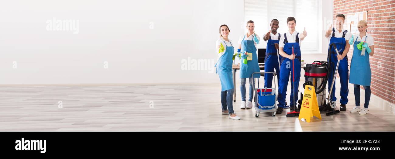 Portrait de divers Concierges Showing Thumb Up Sign Banque D'Images