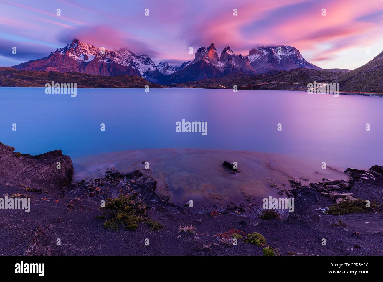 Sunrise Cuernos del Paine depuis le lac Pehoe, parc national Torres del Paine, Patagonie, Chili Banque D'Images