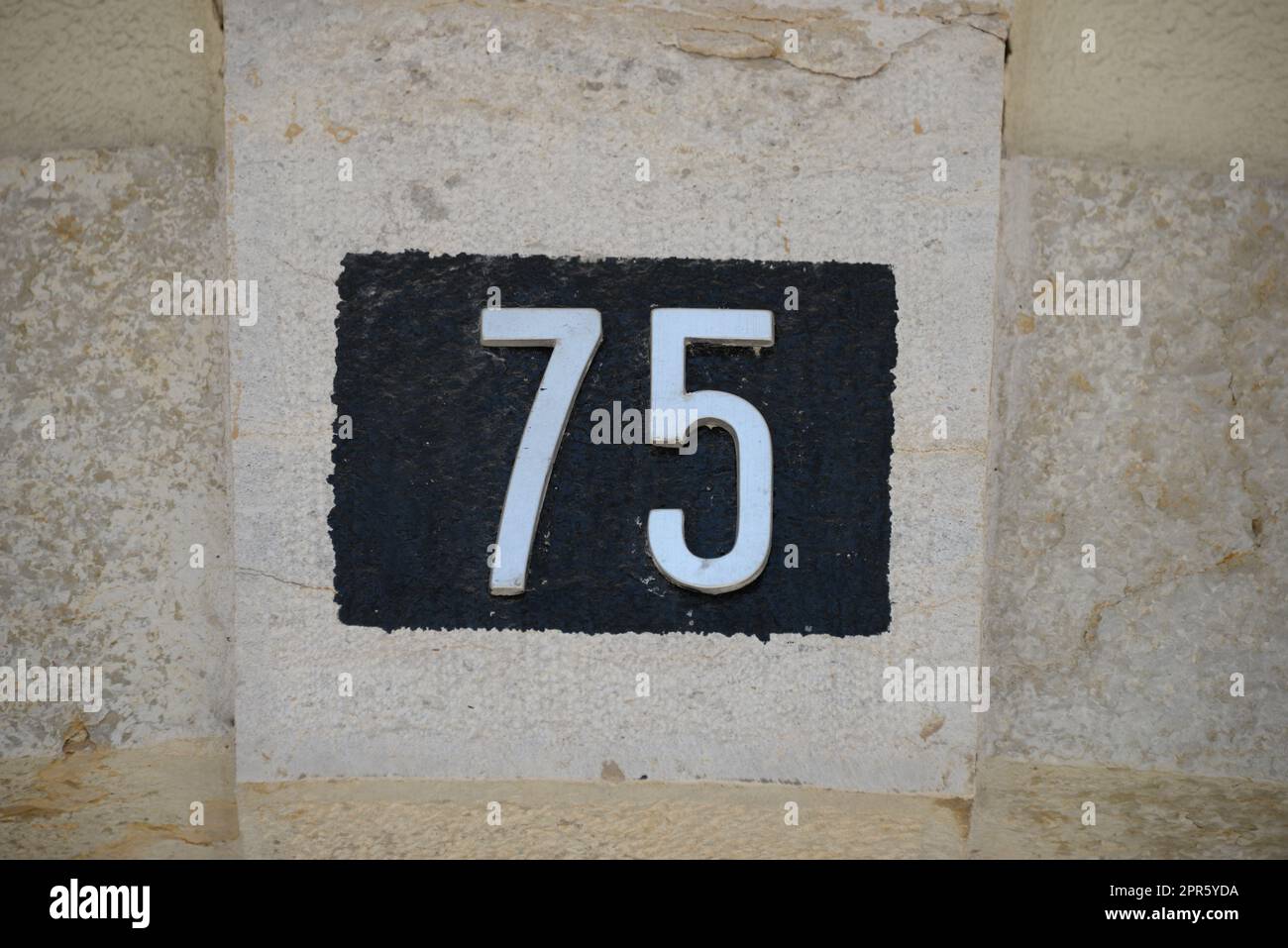 Numéro 75 sur une maison à Lisbonne - Lisboa - la capitale du Portugal, septembre 2018 Banque D'Images