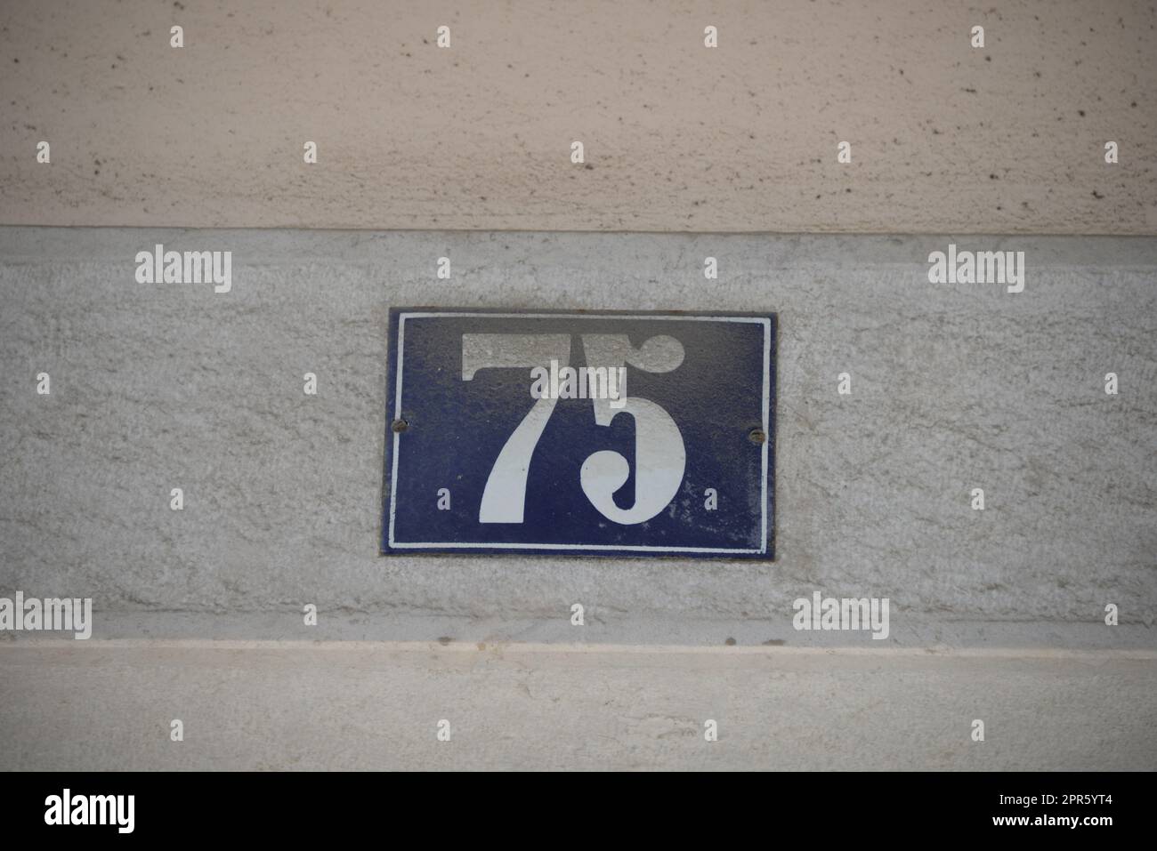 Numéro 75 sur une maison à Lisbonne - Lisboa - la capitale du Portugal, septembre 2018 Banque D'Images