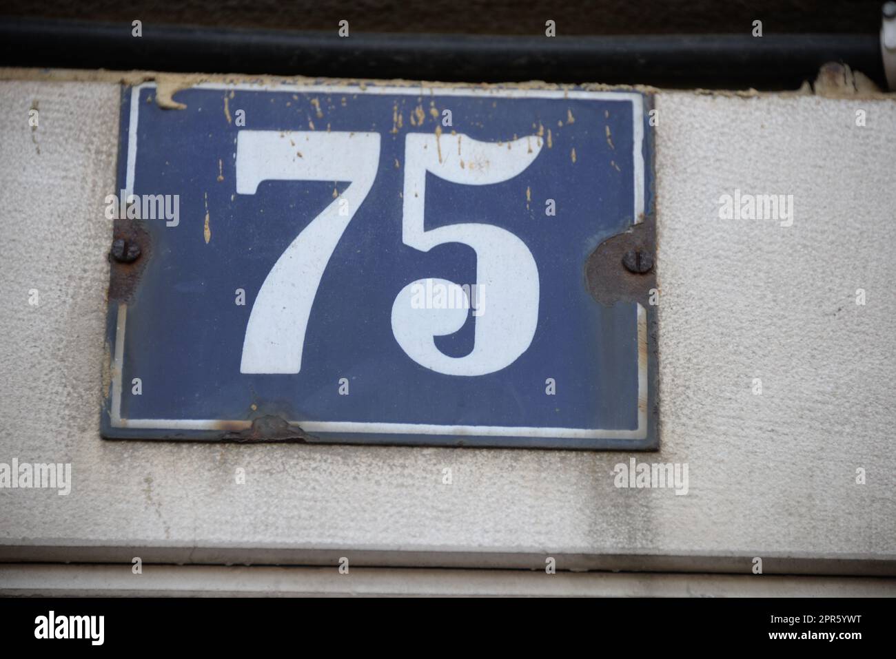 Numéro 75 sur une maison à Lisbonne - Lisboa - la capitale du Portugal, septembre 2018 Banque D'Images