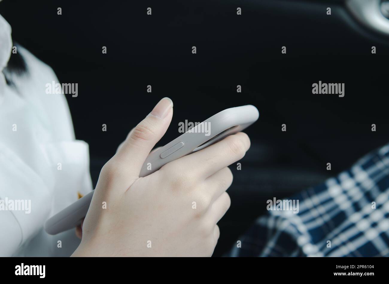 femme en gros plan tenant un téléphone portable dans la cabine. Banque D'Images