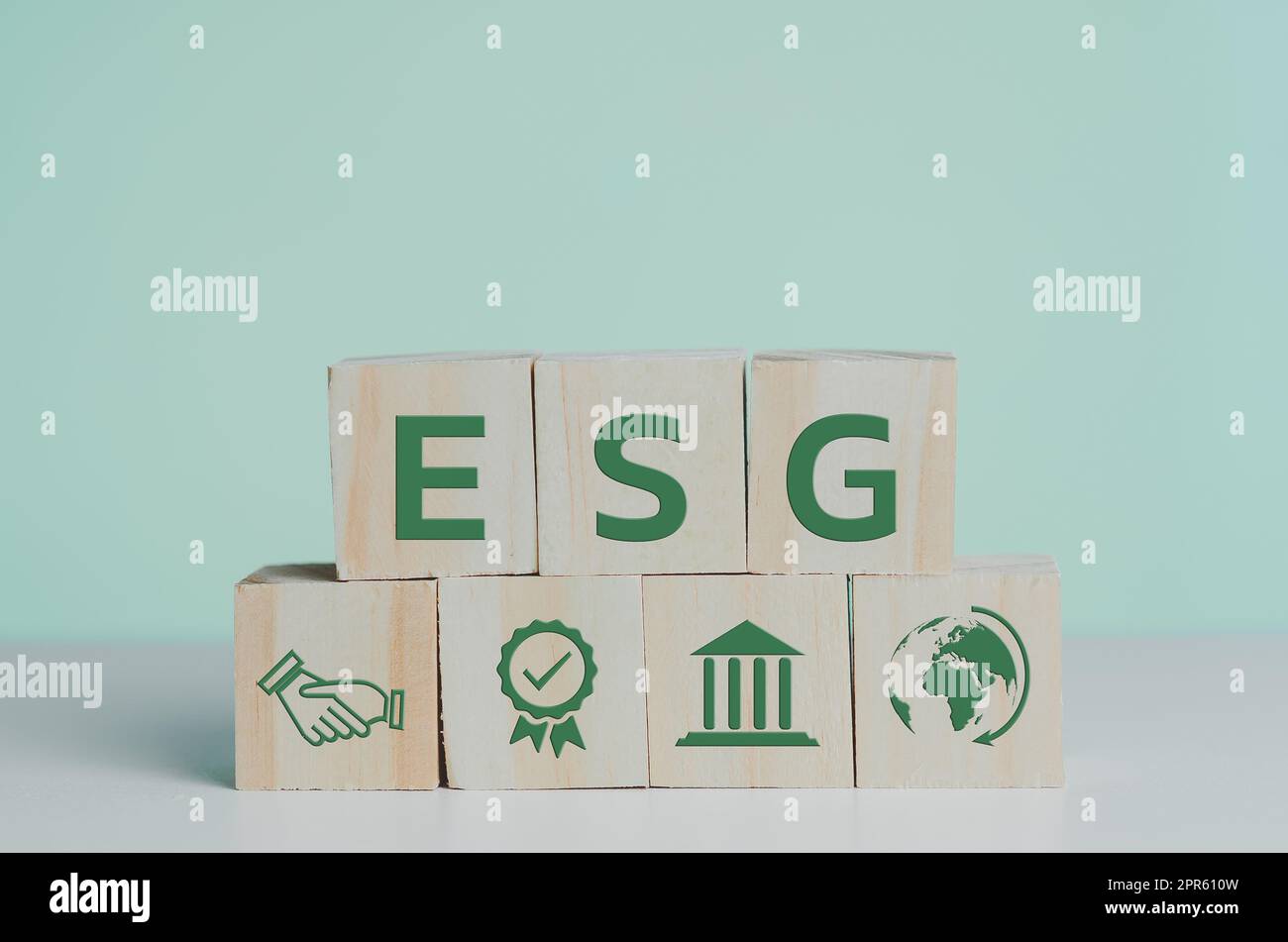 cubes en bois avec le symbole de gouvernance sociale environnementale ESG sur la table copy space.Business concepts. Banque D'Images