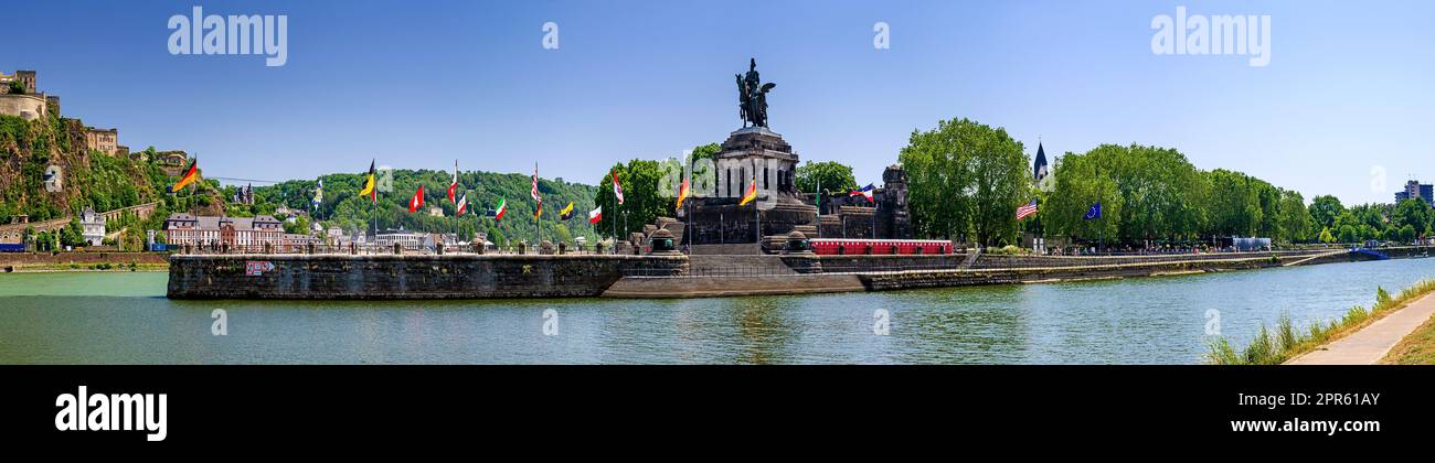 Coin allemand (Deutsches Eck) à Koblenz au confluent du Rhin et de la Moselle avec la statue monumentale de Guillaume I, premier empereur allemand, dans l'État de Rhénanie-Palatinat, Allemagne Banque D'Images
