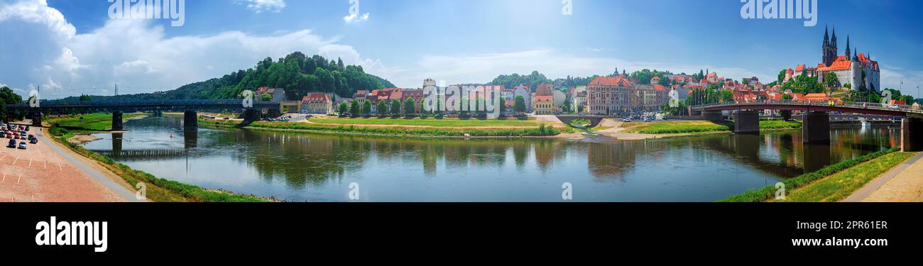 Meissen (Meissen) dans le nord-ouest de Dresde sur la rivière Elbe dans l'État libre de Saxe, l'Allemagne de l'est, la maison de la porcelaine Meissen, avec le château d'Albrechtsburg et la vieille ville Banque D'Images