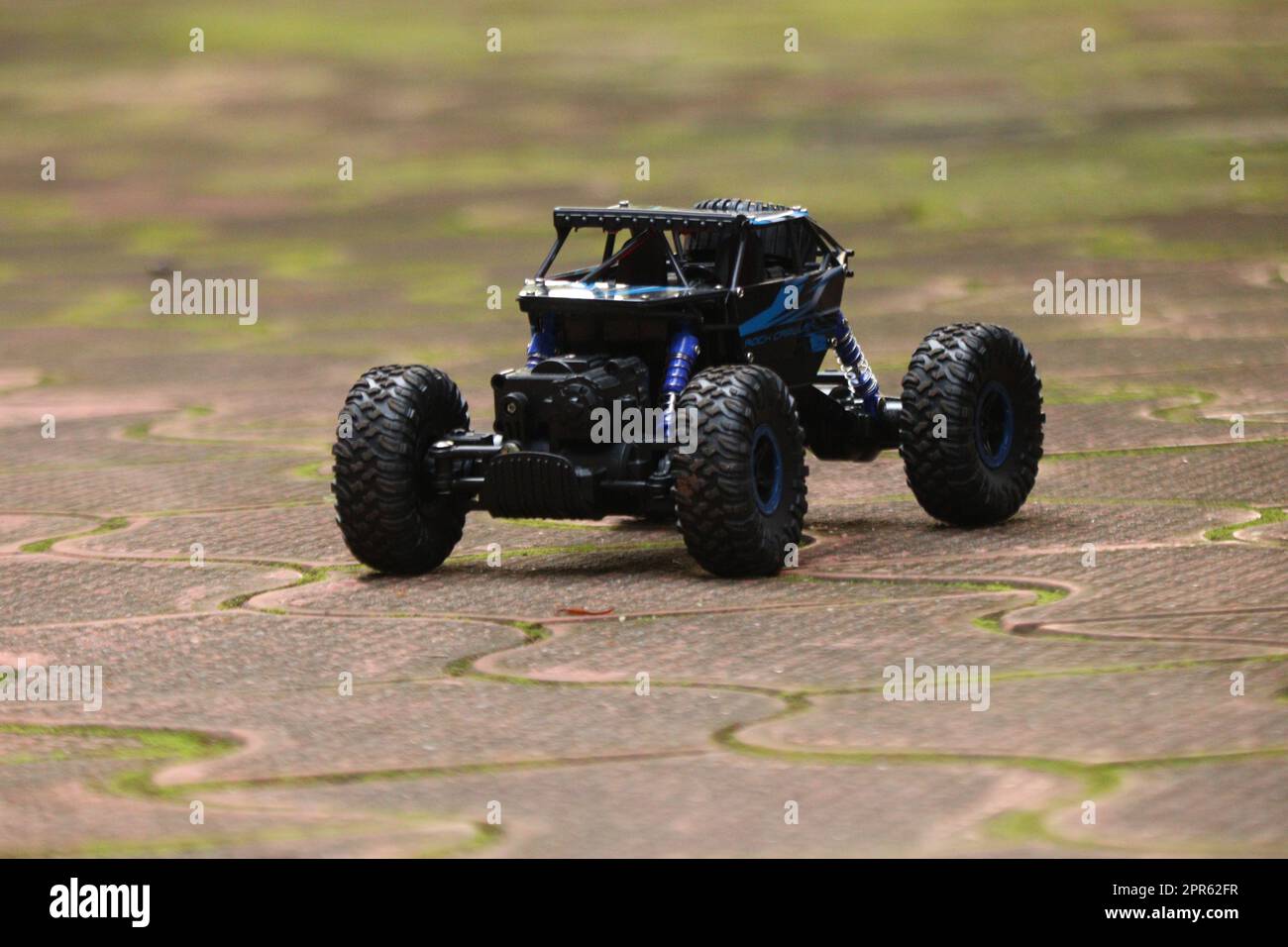 Une voiture RC noire qui roule sur le sol Banque D'Images