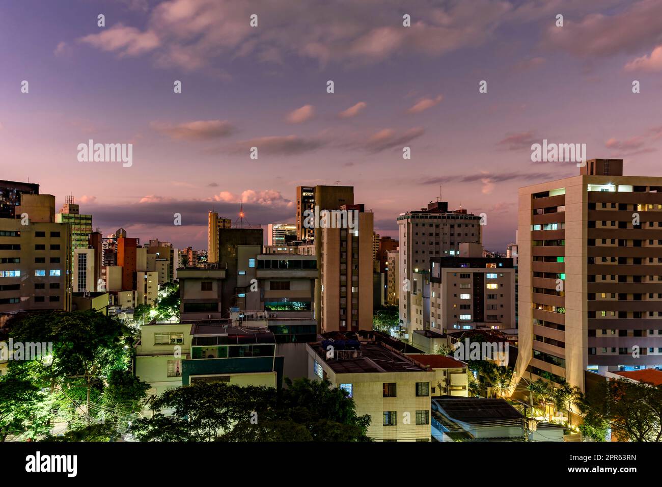 Belo Horizonte et ses constructions dans l'état de Minas Gerais au coucher du soleil Banque D'Images