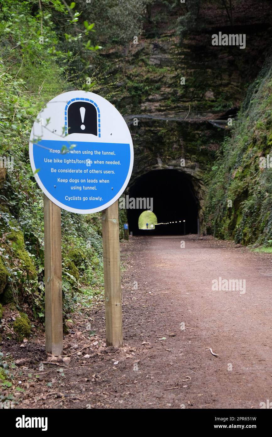 2023 avril - panneau d'avertissement du nouveau tunnel à l'ancien tunnel ferroviaire de Shute Selve dans le Somerset, près de Winscombe. Partie du réseau national de cycle route 26 Banque D'Images