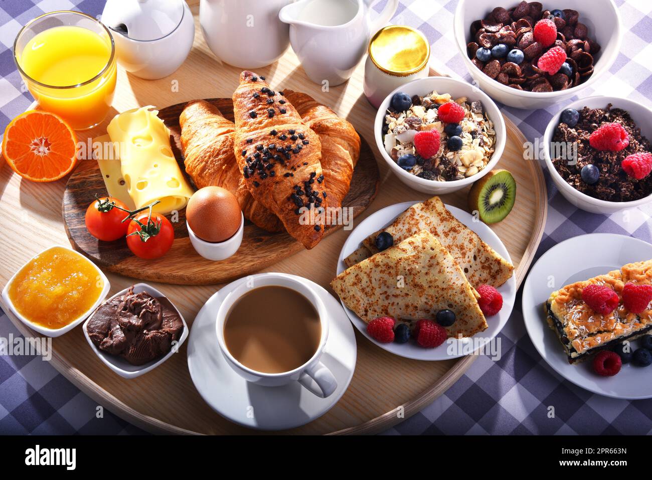Petit-déjeuner au lit avec des fruits et des pâtisseries sur un plateau  -gaufres, croissants, café et jus Photo Stock - Alamy