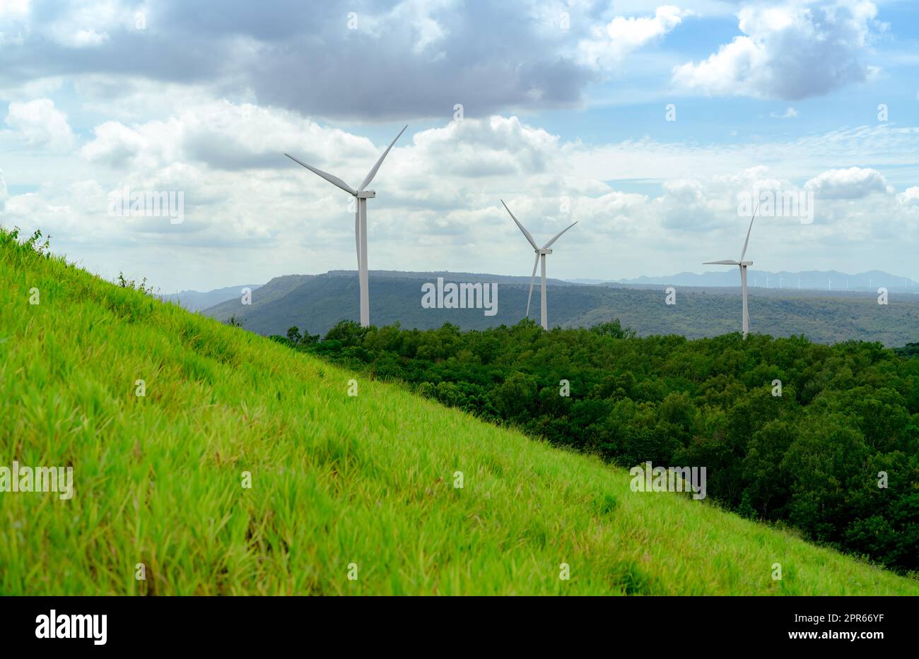 Énergie éolienne. Puissance du vent. Énergie durable et renouvelable. Les éoliennes produisent de l'électricité. Ferme du moulin à vent sur une montagne au ciel bleu. Technologie verte. Ressource renouvelable. Développement durable. Banque D'Images