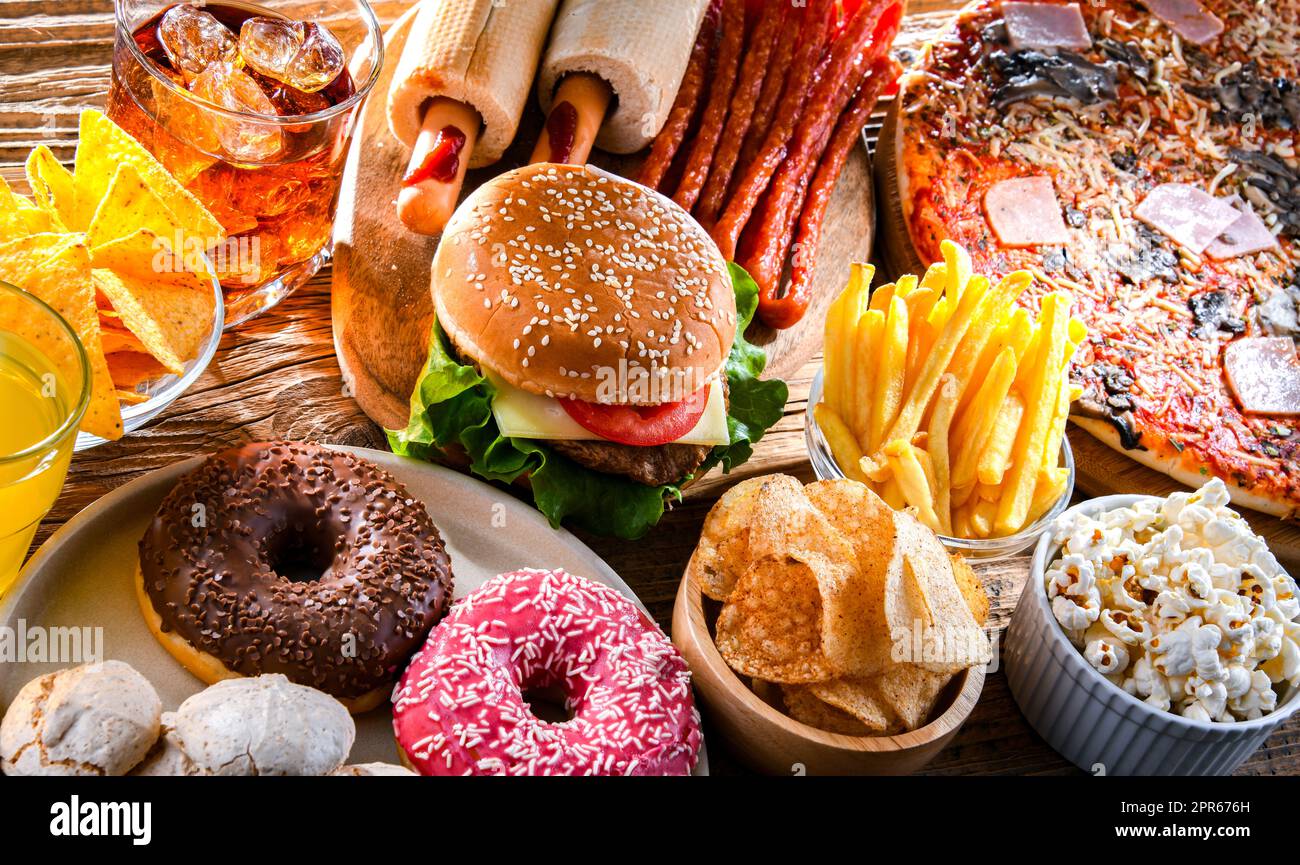 Aliments augmentant le risque de cancer. Nourriture à la poubelle Banque D'Images