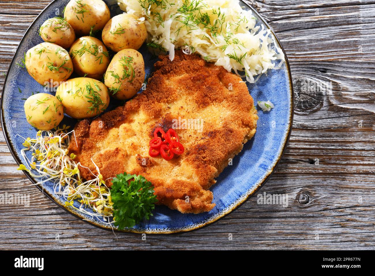 Côtelette de porc enrobée de chapelure de pommes de terre et de chou Banque D'Images