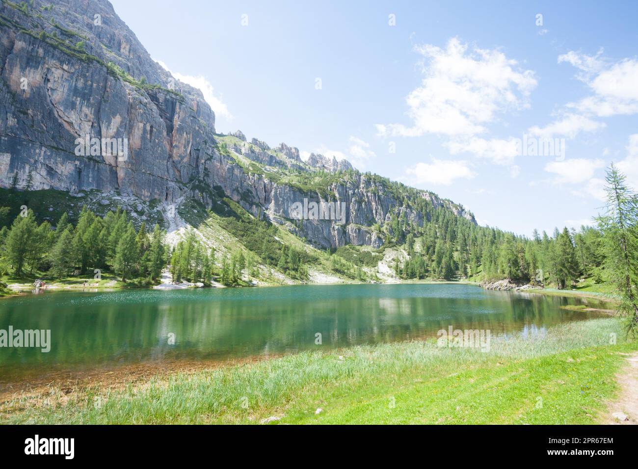 Paysage de lac alpin de la Federa, panorama des dolomites italiens Banque D'Images