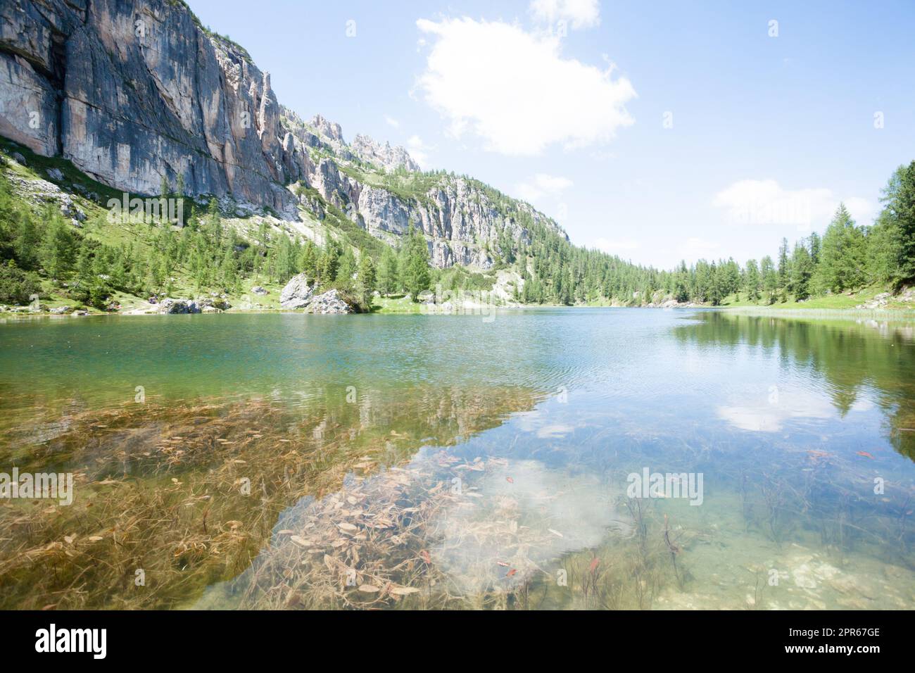 Paysage de lac alpin de la Federa, panorama des dolomites italiens Banque D'Images