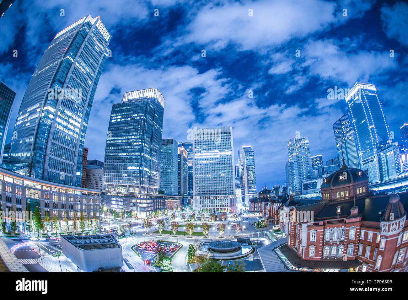 La gare de Tokyo et le quartier des affaires qui est visible de KITTE. Lieu de tournage : zone métropolitaine de Tokyo Banque D'Images