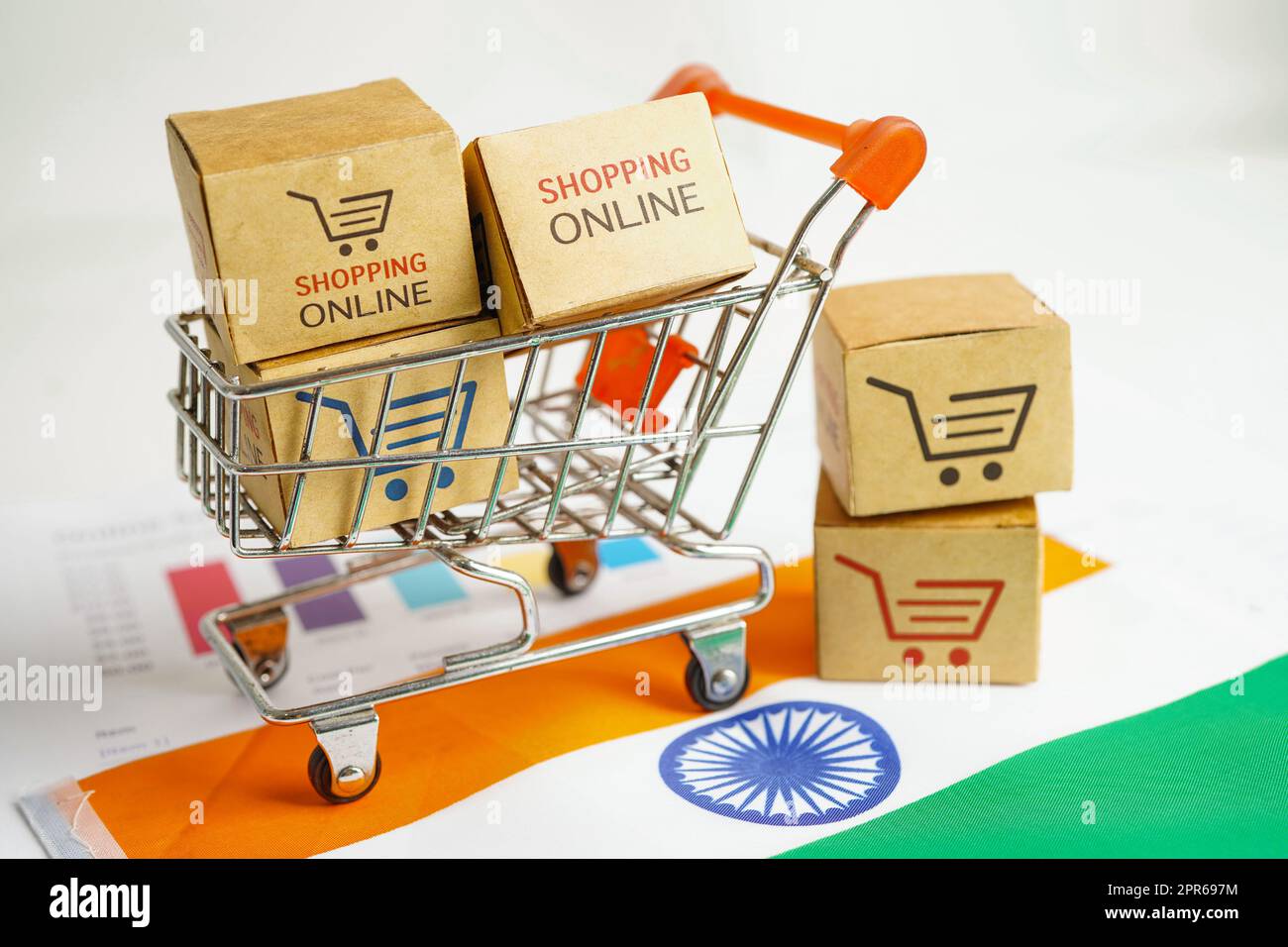 Achats en ligne, panier sur drapeau de l'Inde, importation exportation, commerce de finances. Banque D'Images