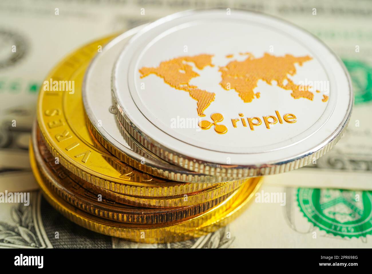 Bitcoin d'or sur les billets en dollars américains argent pour les affaires et le commerce, monnaie numérique, crypto-monnaie virtuelle, technologie blockchain. Banque D'Images