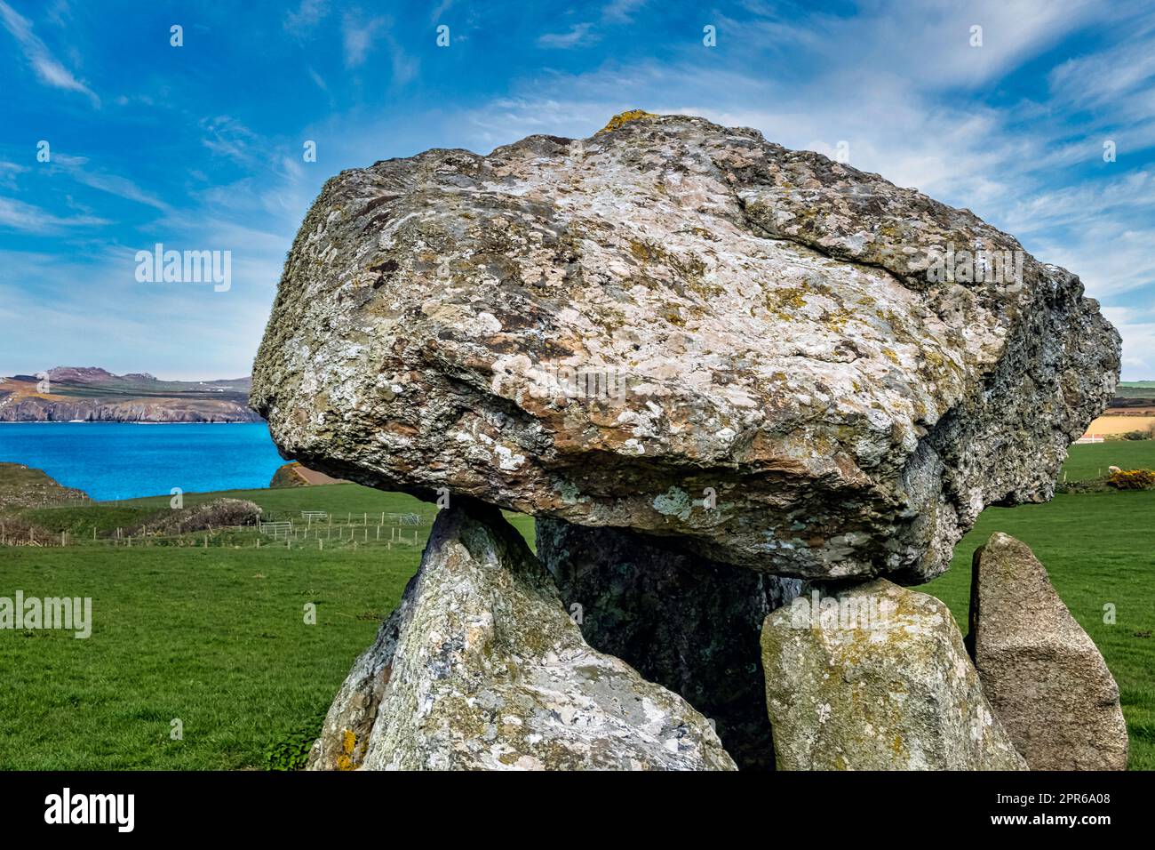 Carreg Samson connu sous le nom de Carreg Sampson, Samson's Stone, ou The Longhouse - Pembrokeshire Coast Path au pays de Galles, au Royaume-Uni Banque D'Images