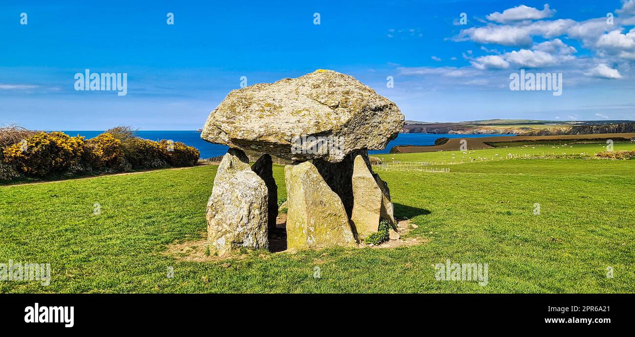 Carreg Samson connu sous le nom de Carreg Sampson, Samson's Stone, ou The Longhouse - Pembrokeshire Coast Path au pays de Galles, au Royaume-Uni Banque D'Images