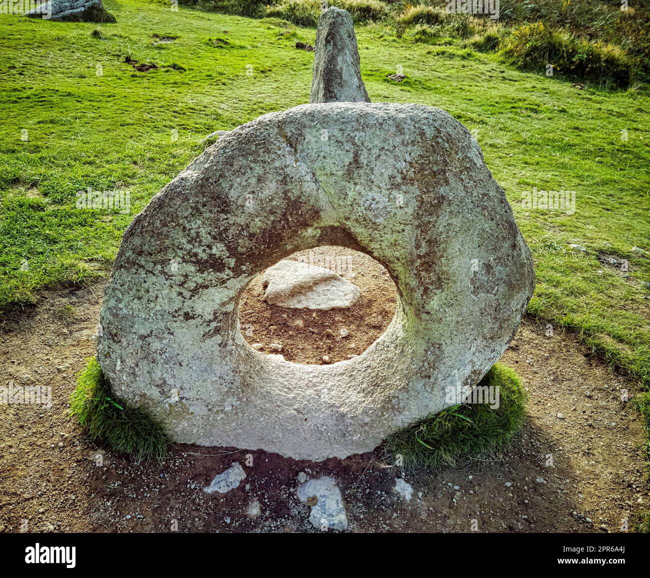 Men-an-Tol connu sous le nom de Men an Toll ou Crick Stone - petite formation de pierres debout à Cornwall, Royaume-Uni Banque D'Images