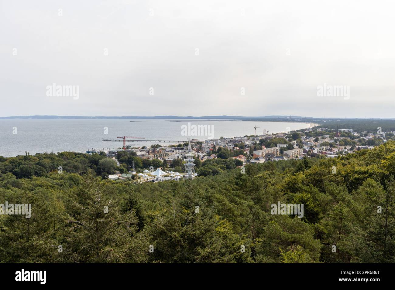 La vue de la promenade en haut de l'arbre vers Swinemünde/Wollin en Pologne sur l'île d'Usedom. Banque D'Images