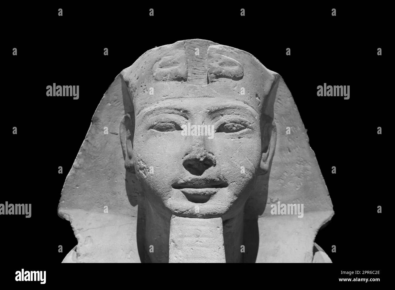 Archéologie égyptienne. Sphinx antique en grès représentant le pharaon, espace de copie. Banque D'Images
