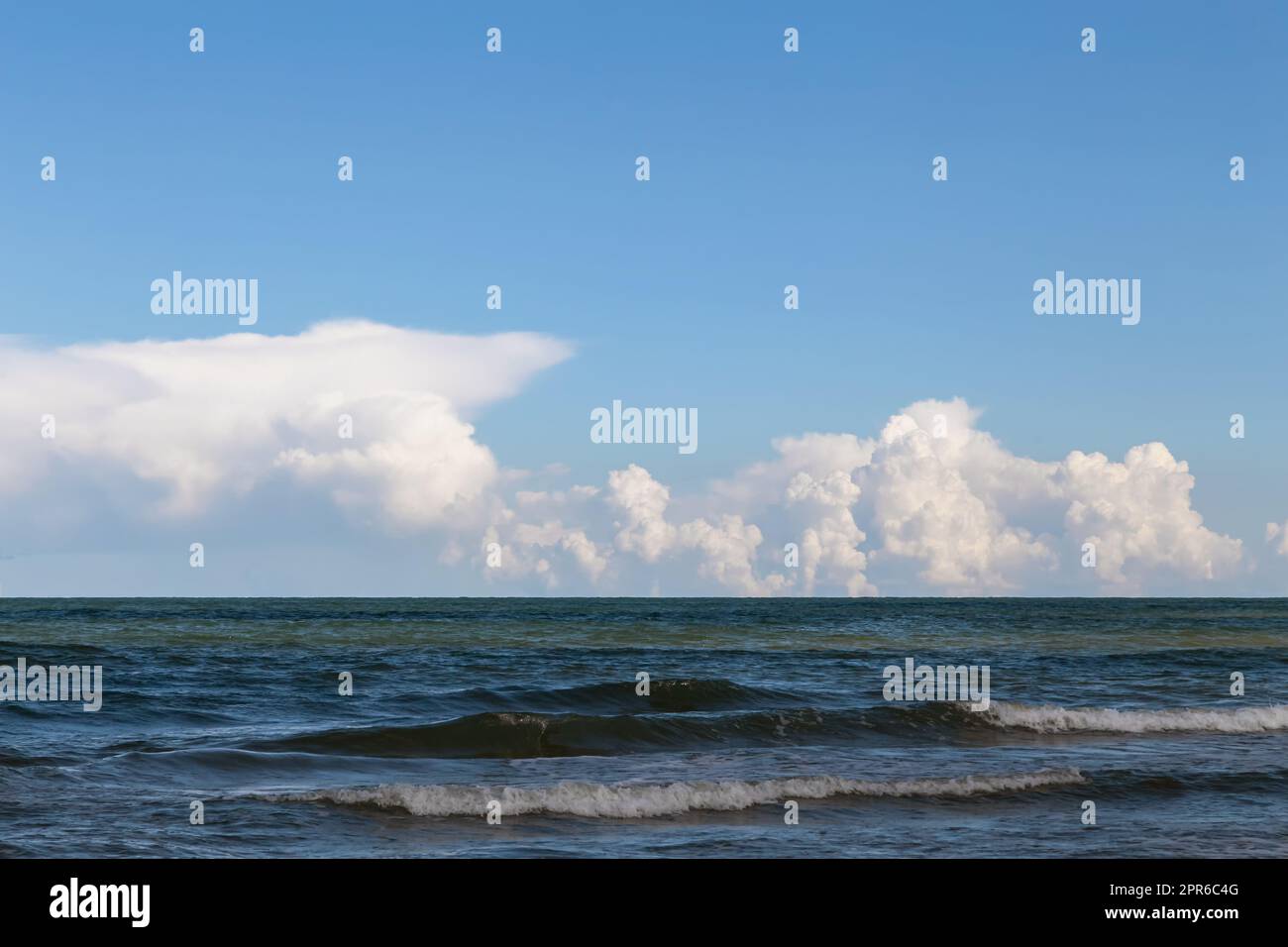 vue sur la mer très en dessous, nuages blancs Banque D'Images