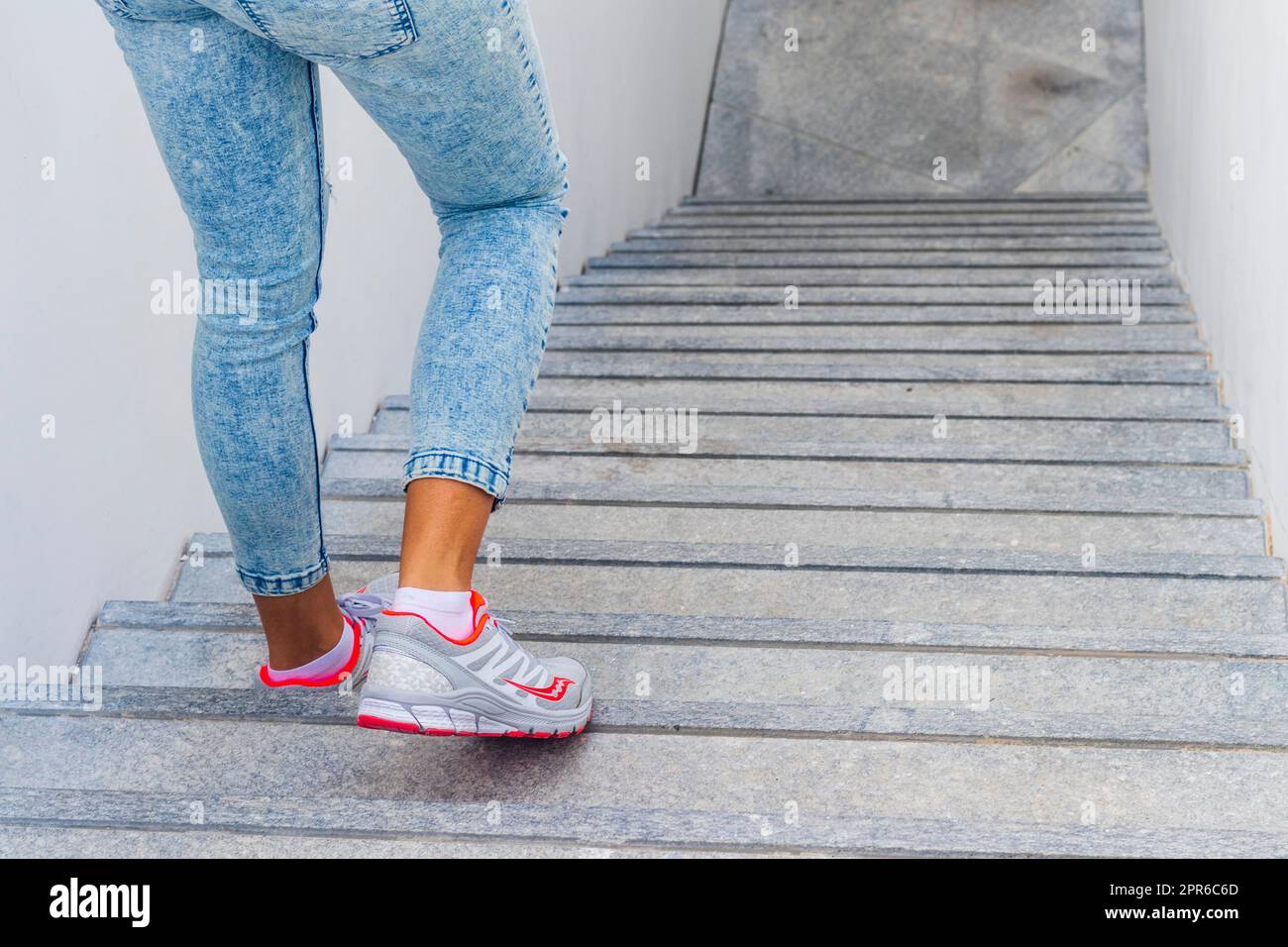 Photo de la jeune femme qui descend les escaliers. Banque D'Images