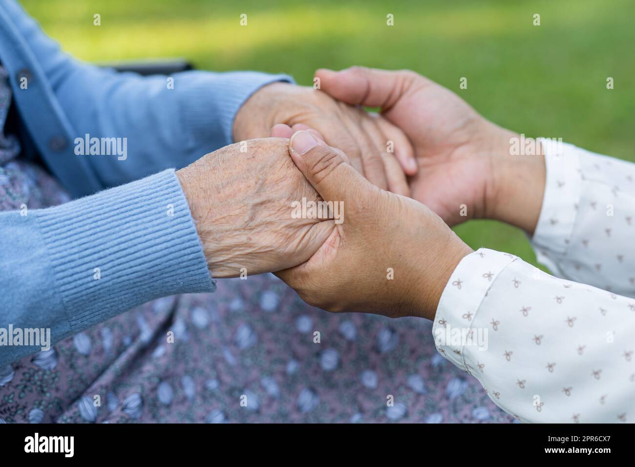 Tenir les mains asiatique senior ou vieille femme âgée patiente avec amour, soins, encourager et empathie à la salle d'hôpital de soins infirmiers, concept médical sain et fort Banque D'Images