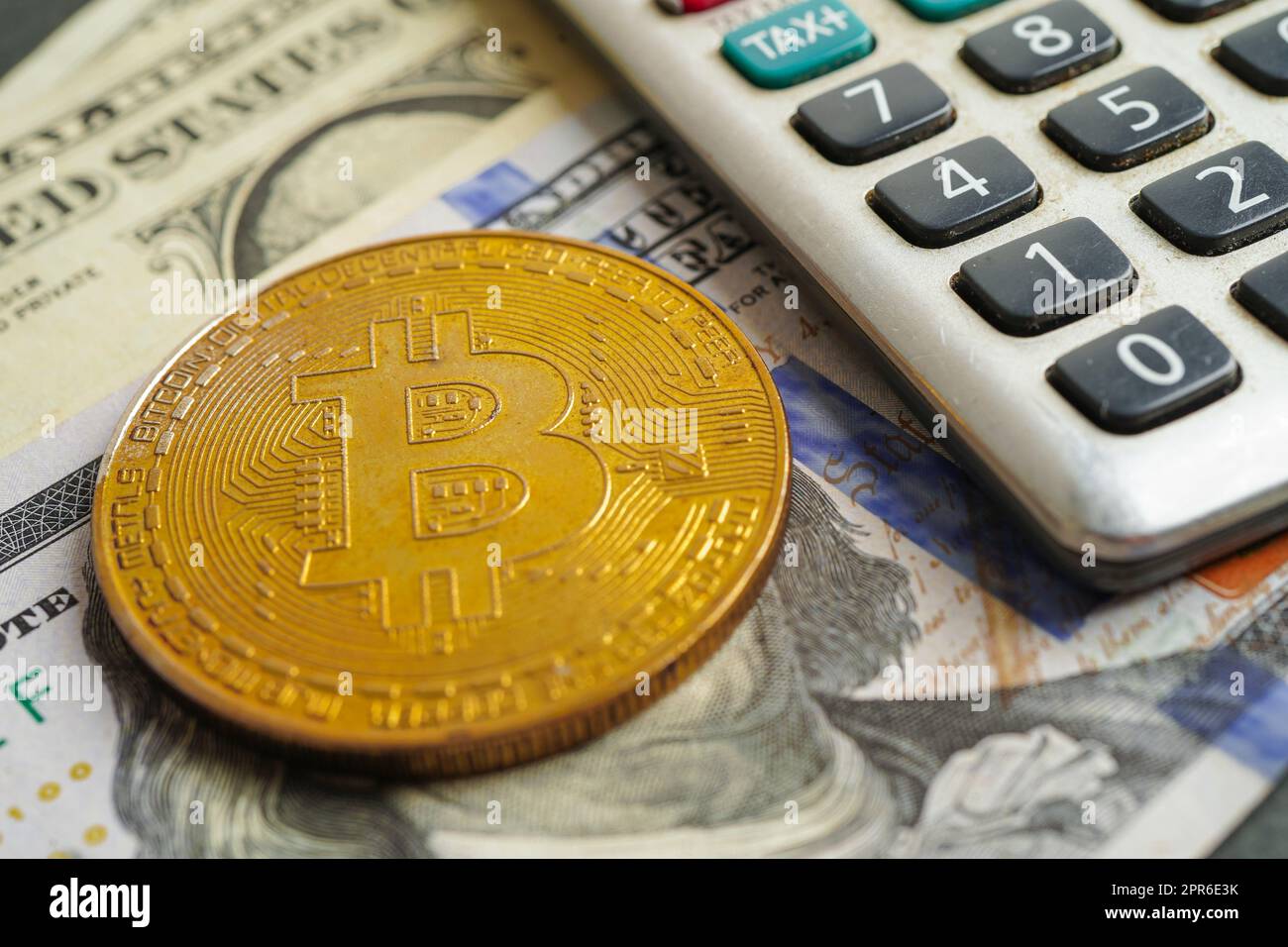 Bitcoin d'or sur les billets en dollars américains argent pour les affaires et le commerce, monnaie numérique, crypto-monnaie virtuelle, technologie blockchain. Banque D'Images