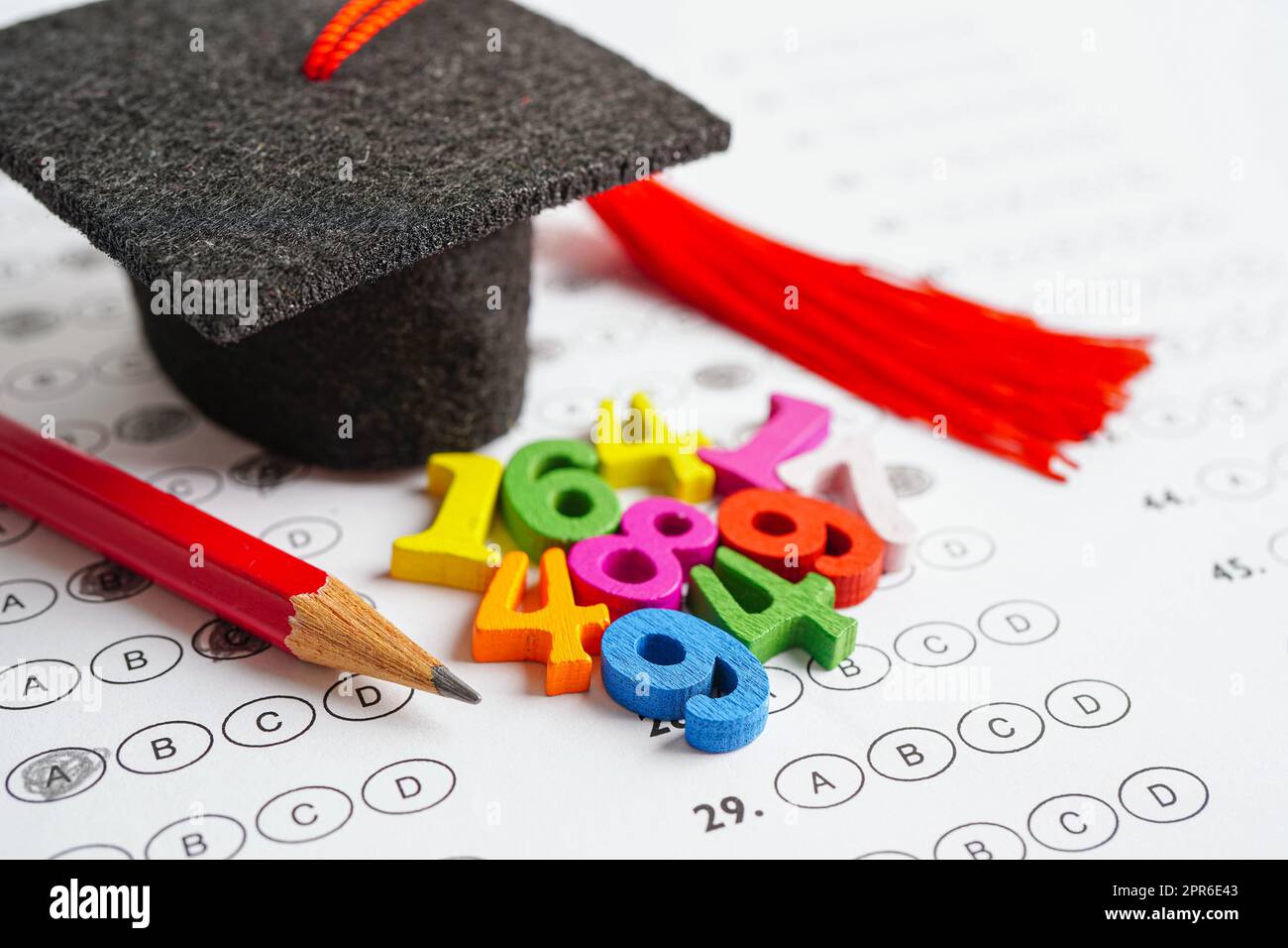 Numéro mathématique avec chapeau d'écart de graduation sur la feuille de réponses choix de test pour l'apprentissage mathématique, concept mathématique d'éducation. Banque D'Images